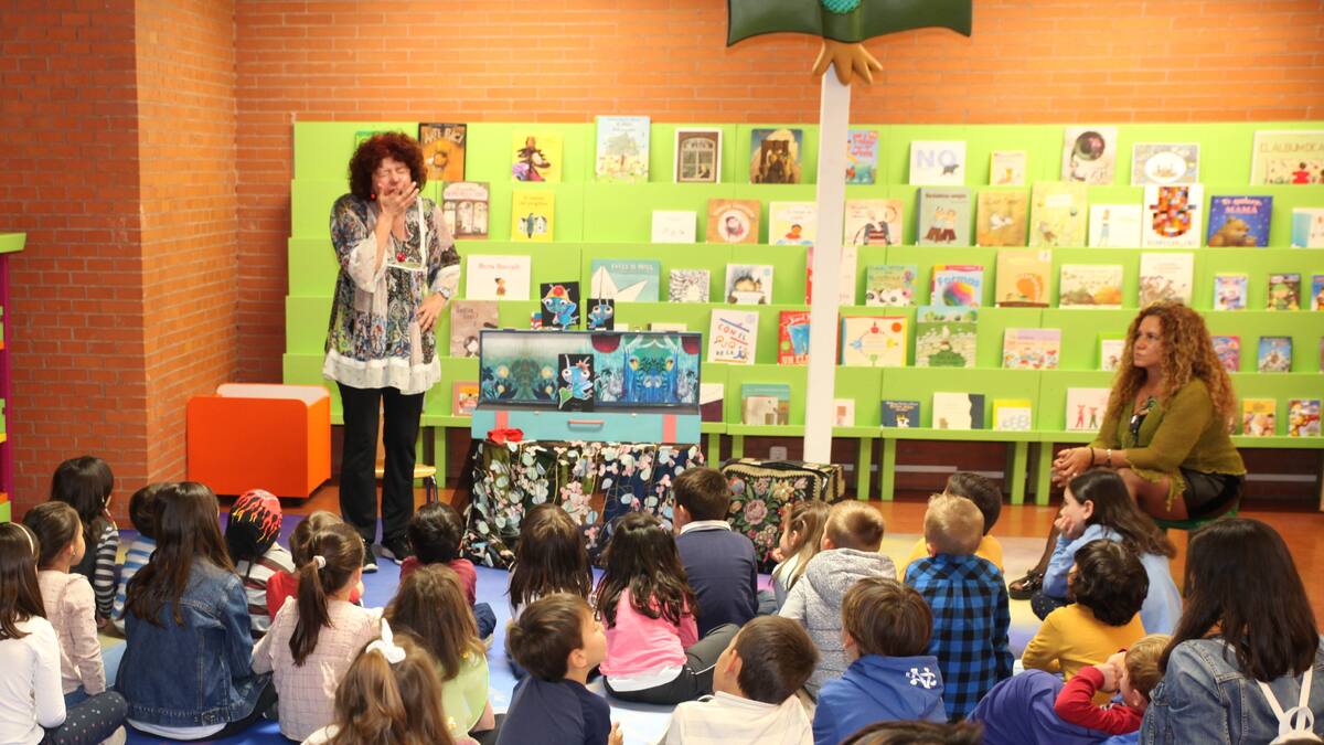 Entrevistamos a la concejala Ana Pérez y a dos voluntarios de los cuentacuentos para niños