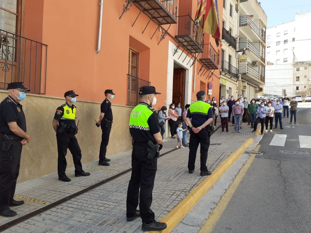 Moment del minut de silencia d&#039;aquest matí a la porta de l&#039;Ajuntament