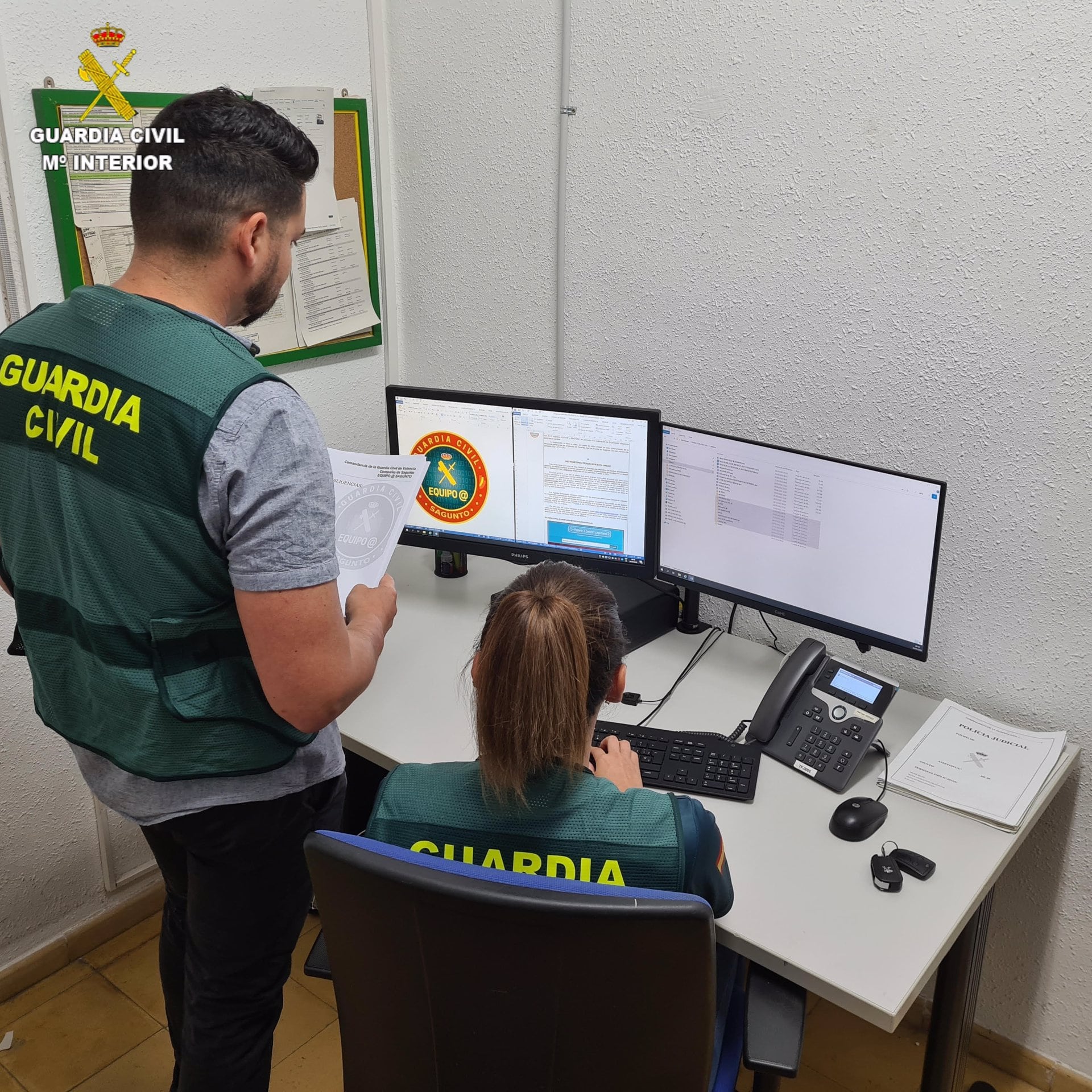 Imagen de dos investigadores de la Guardia Civil. Fuente: Guardia Civil