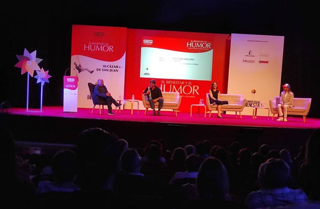 Ponencia de Wyoming, Cristina Gallego y Santiago Segura, junto a Luis Alegre en el escenario del teatro auditorio de Alcázar de San Juan