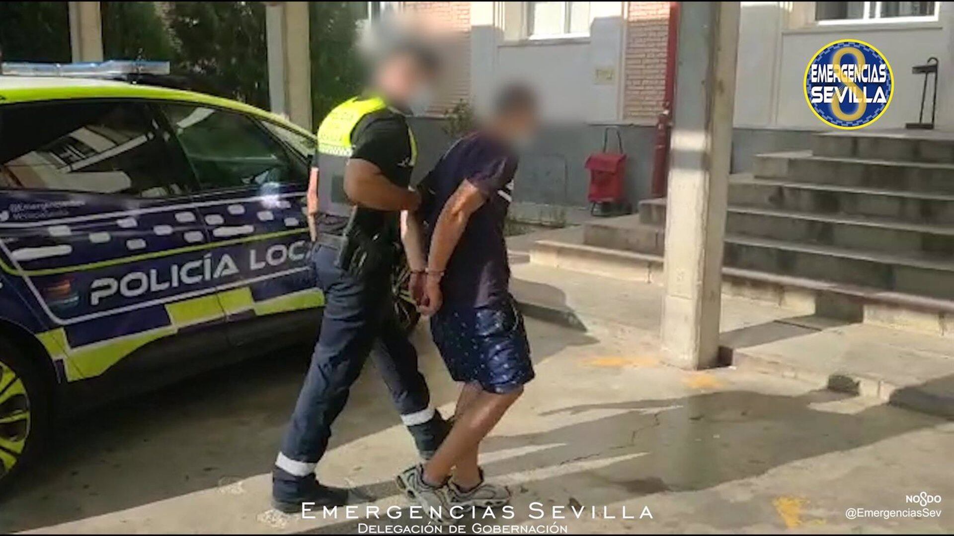 25/07/2022 Un agente conduce al arrestado al interior de las dependencias policiales.
POLITICA ANDALUCÍA ESPAÑA EUROPA SEVILLA
AYTO.