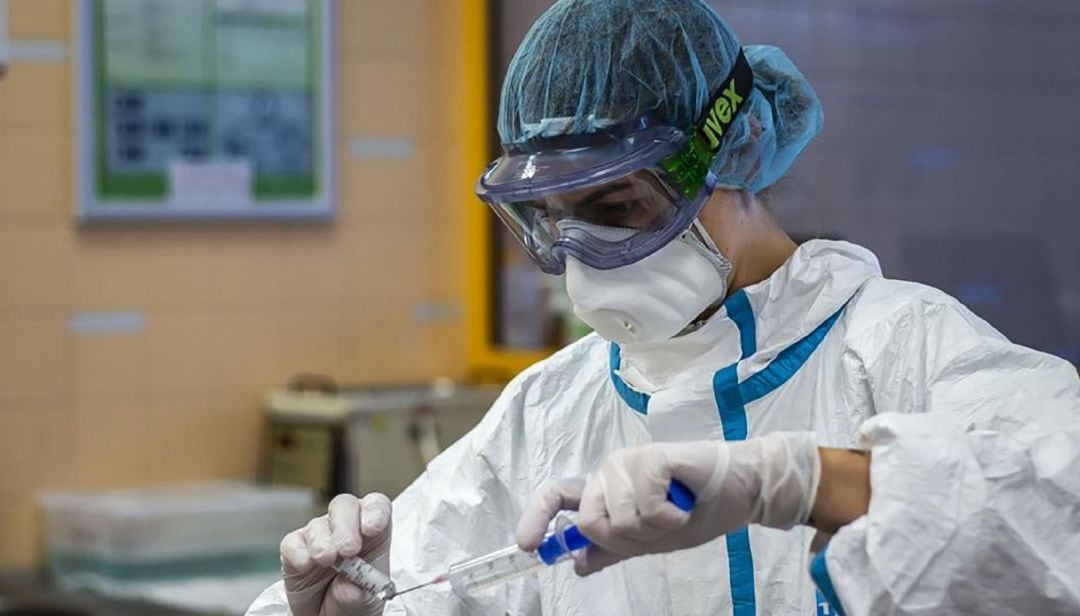 Sanitaria trabajando con una muestra