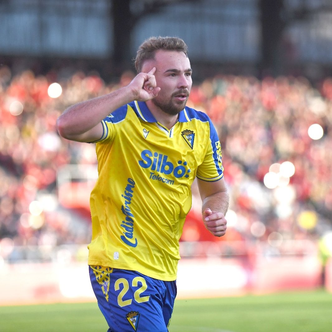 Javier Ontiveros celebrando el 1-0 en la jornada 14 de la Liga Hypermotion frente al Mirandés. Foto: Cádiz CF.