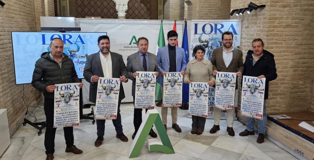Foto de familia en la presentación del festival taurino de Lora del Río