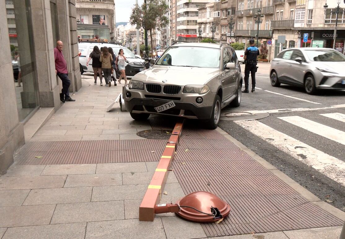 Imagen del vehículo impactado contra una farola en Vigo