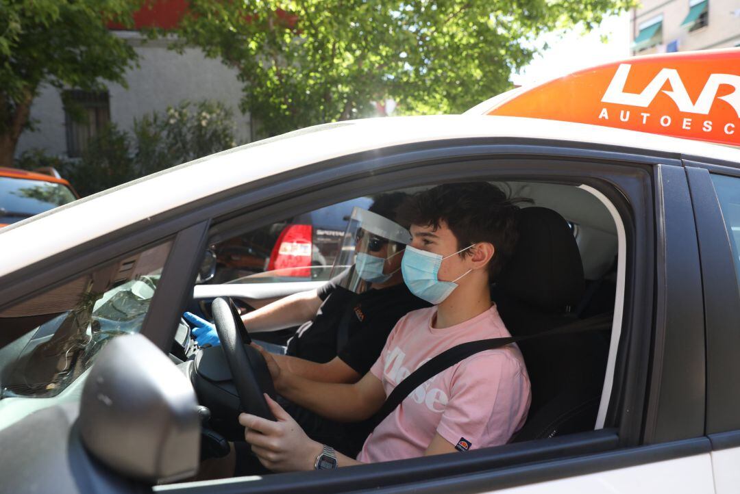 Un joven recibe clases de conducir en la autoescuela Lara durante la pandemia.