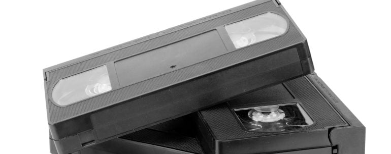 Varias cintas apiladas de VHS, el formato que compartieron varias generaciones.