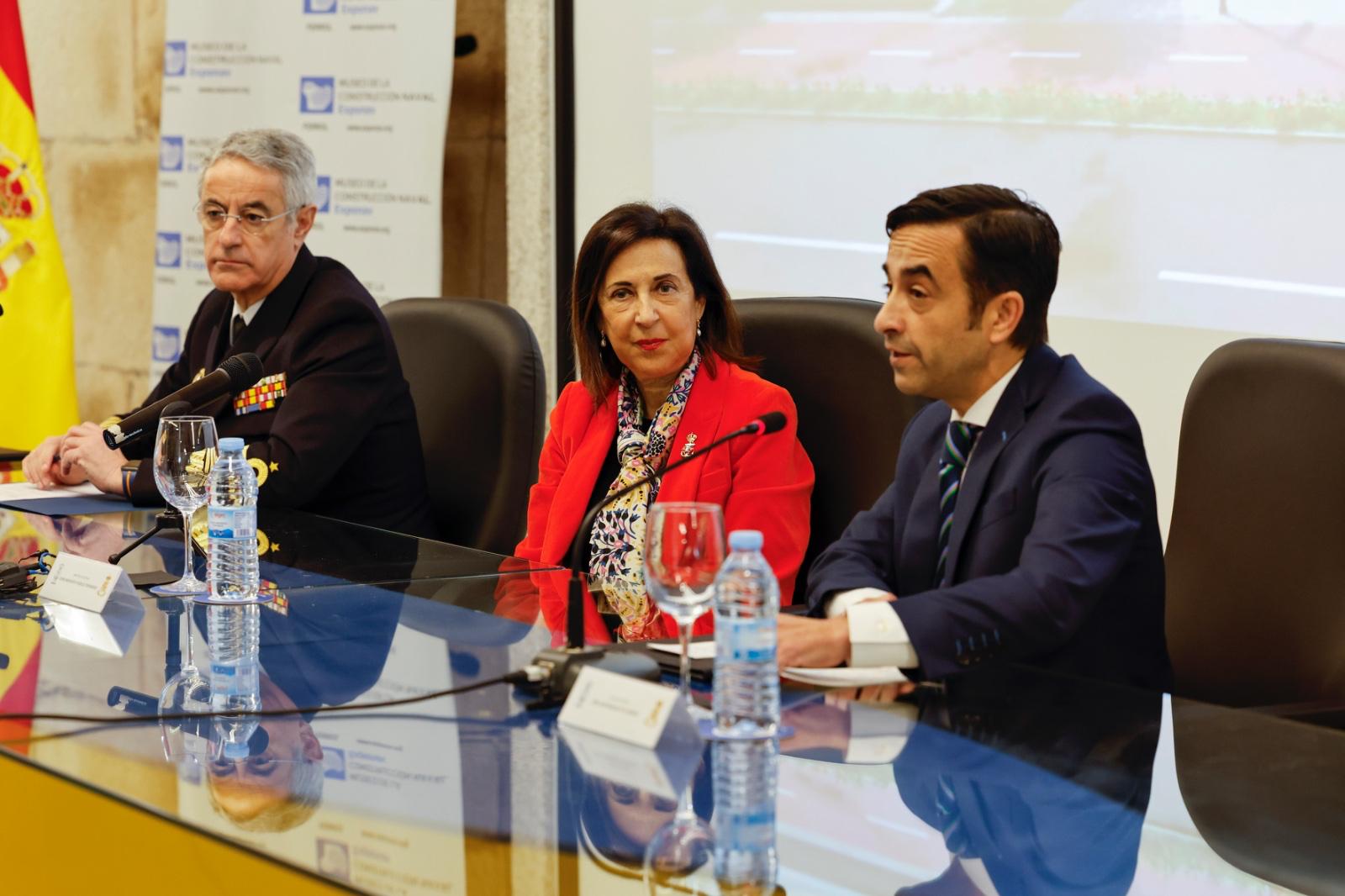 El almirante Jefe de Estado Mayor de la Armada, la Ministra de Defensa y el alcalde de Ferrol. Foto/Delegación del Gobierno