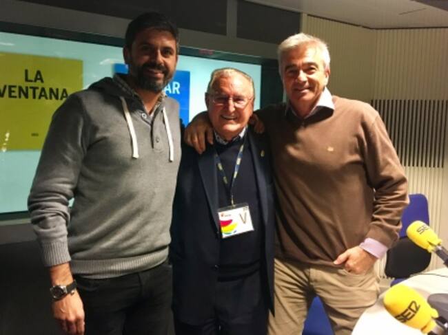 De izquierda a derecha, el periodista de la Cadena SER Nicolas Castellano, el sacerdote y misionero Nicolás Castellanos y Carles Francino.