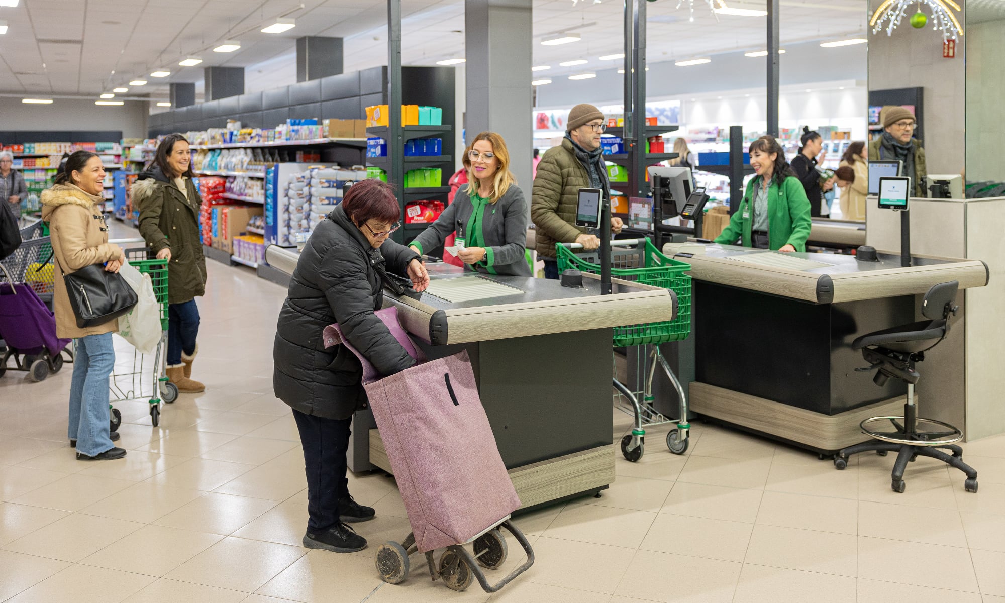 Interior del supermercado Mercadona ubicado en Algemesí (Valencia)