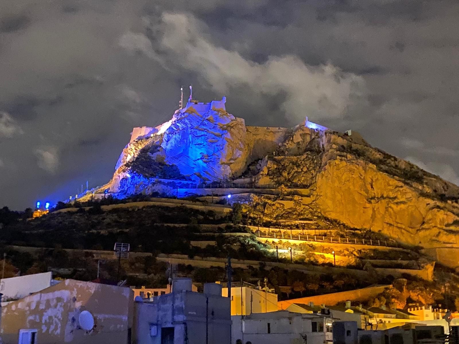 El Castillo Santa Bárbara iluminado con los colores de Ucrania este pasado viernes