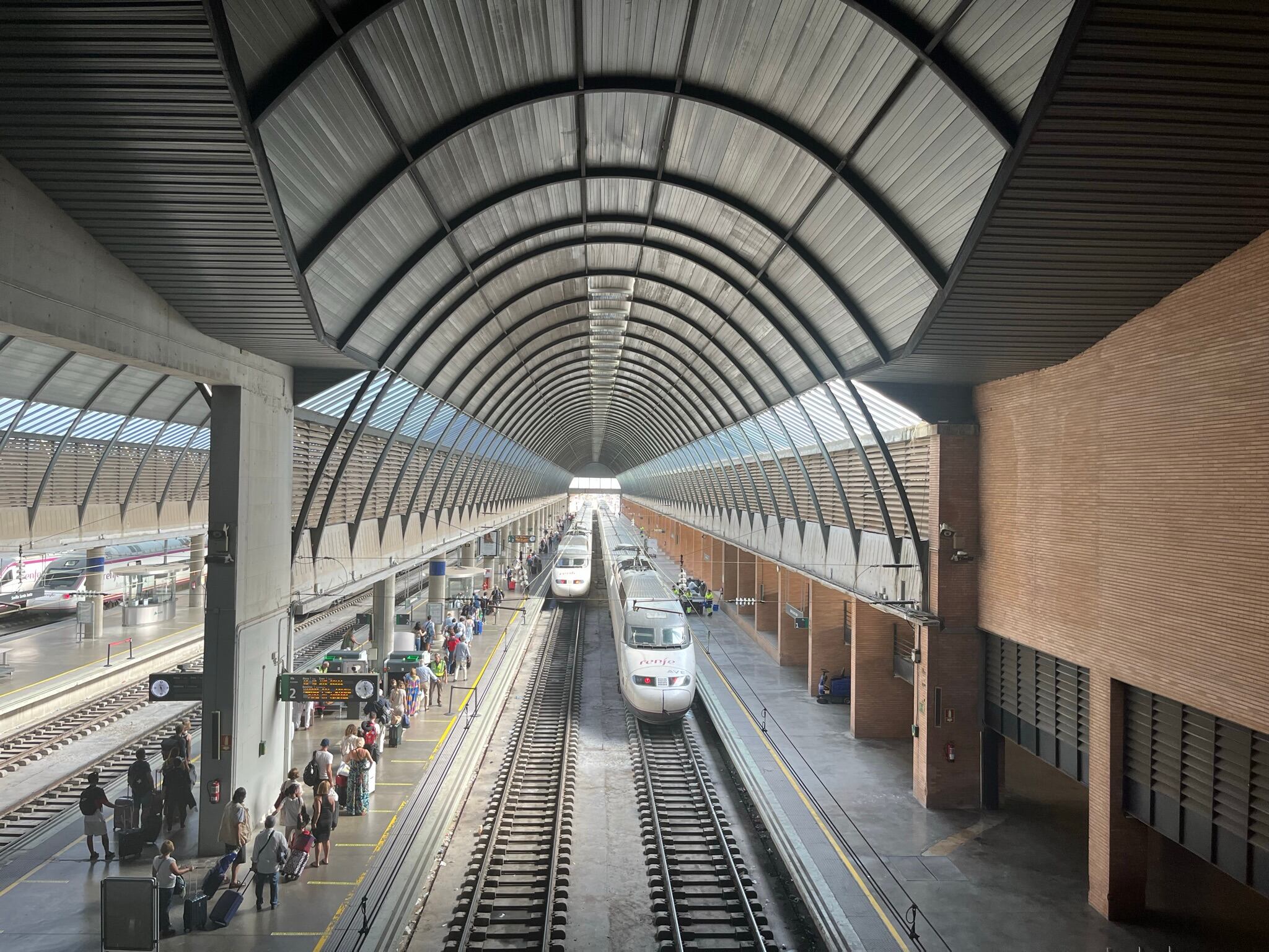 Dos trenes AVE en la Estación de Sevilla Santa Justa