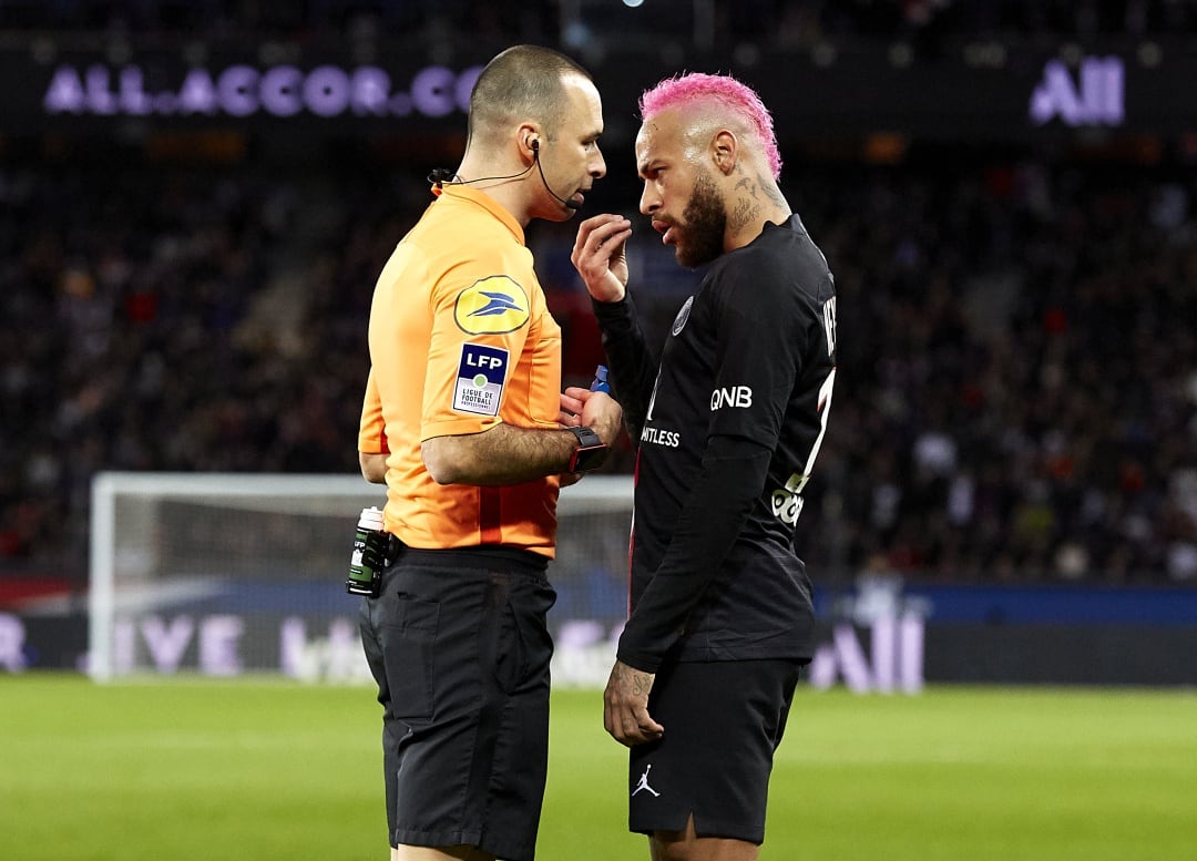 Neymar protesta al árbitro del partido