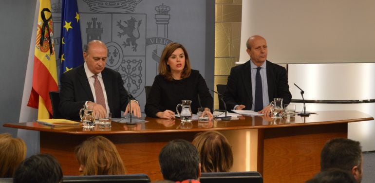 El ministro de Educación, José Ignacio Wert y el ministro de Interior, Jorge Fernández Díaz junto a la vicepresidenta del Gobierno, Soraya Saénz de Santamaría