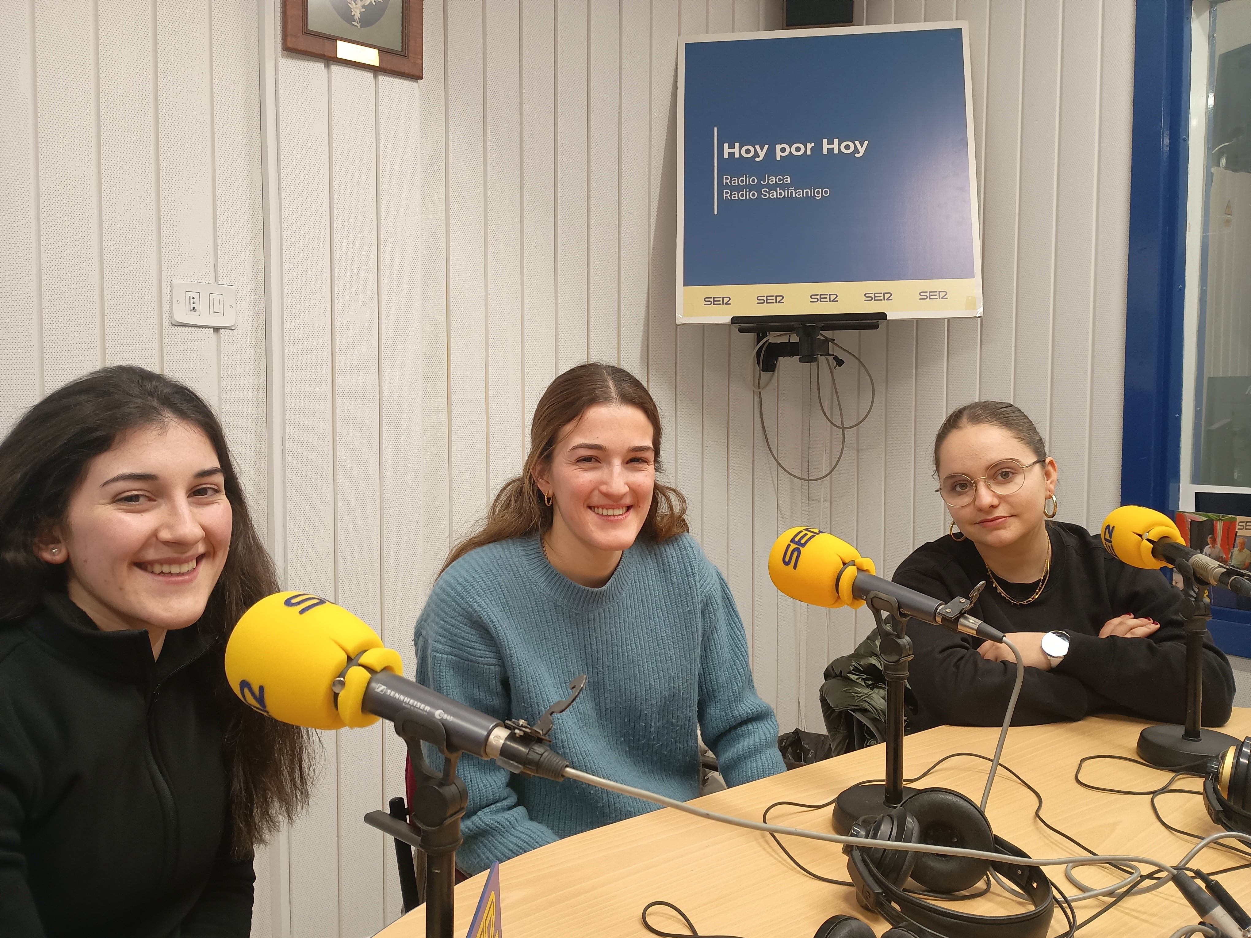 Elena y Nerea Torralba con Aurora Tesa en los estudios de Radio Jaca explicando su próxima cita en el nacional de Curling
