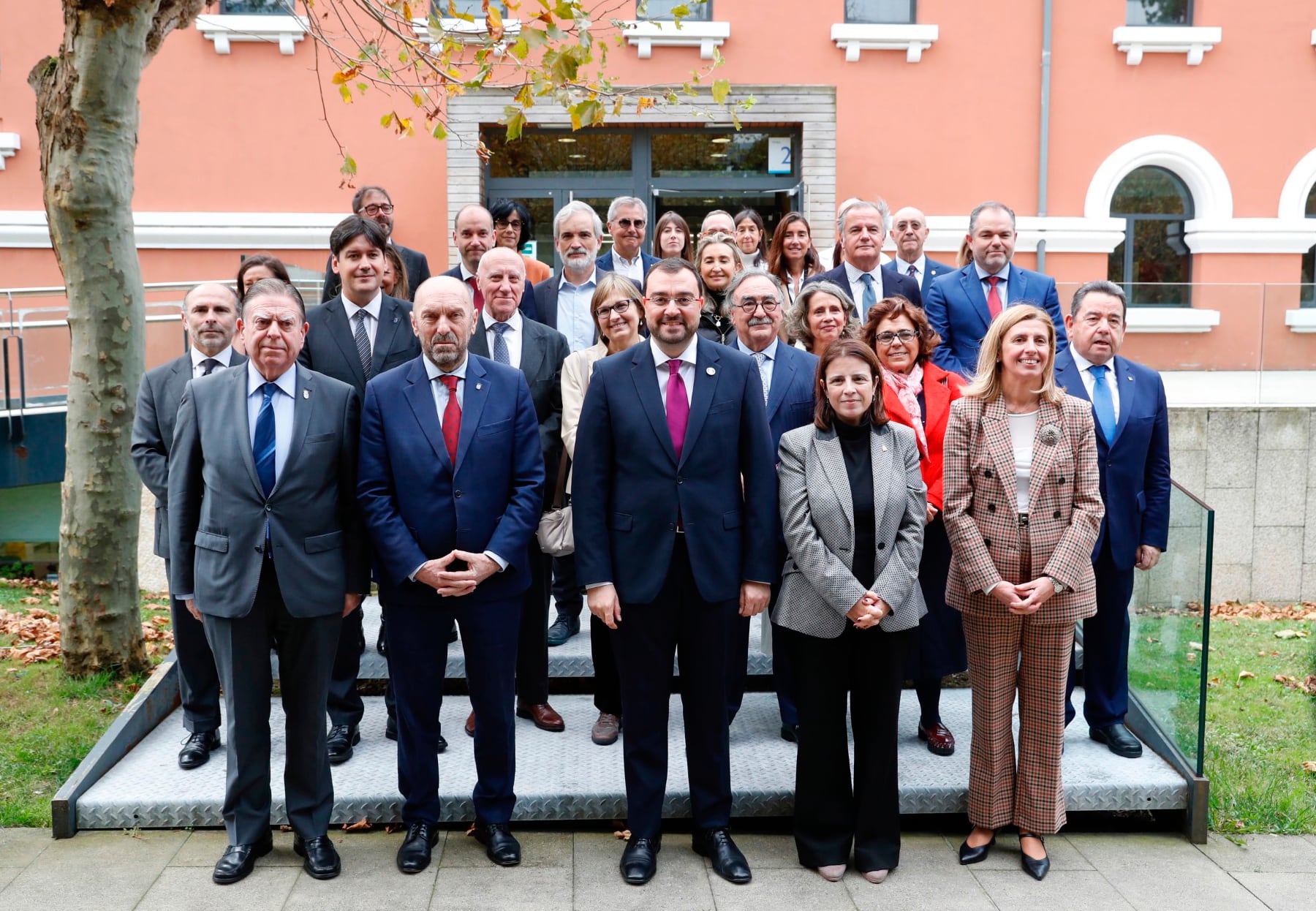 Foto de familia en el 10º Aniversario del Finba.Primera fila, de izqda. a dcha.: el alcalde de Oviedo, Alfredo Canteli; el presidente de la Junta General, Juan Cofiño; el presidente del Principado de Asturias, Adrián Barbón; la delegada del Gobierno, Adriana Lastra, y la presidenta del patronato de la Finba, Eva Pando.