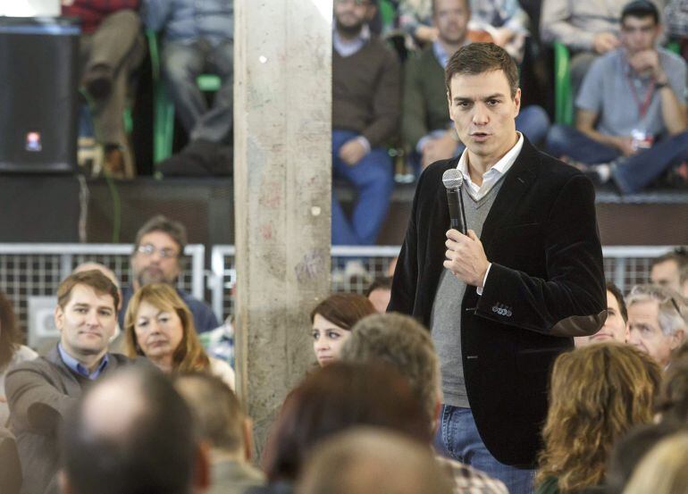 GRA149. BURGOS, 22/11/2014.- El secretario general del PSOE, Pedro Sánchez, durante su participación en un acto abierto al público celebrado hoy en la capital burgalesa, donde ha responderá a preguntas de los asistentes. EFE/Santi Otero