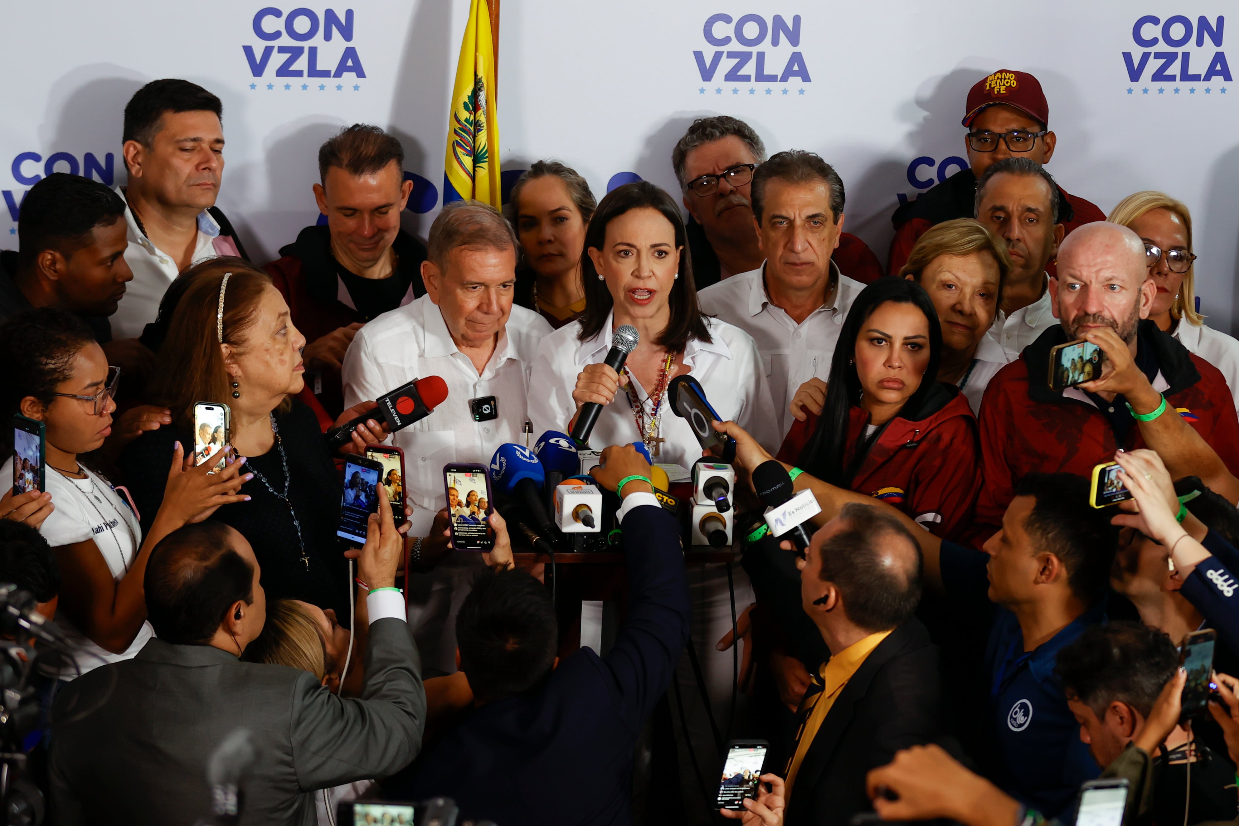 El candidato a la presidencia de Venezuela, Edmudo González Urrutia (c-i), y la líder opositora venezolana, María Corina Machado (c-d), dan declaraciones tras conocer los resultados de las elecciones presidenciales en Caracas (Venezuela).