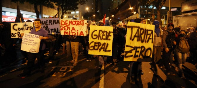 Un grupo de personas durante una manifestación para pedir mayores presupuestos para la salud y la educación pública