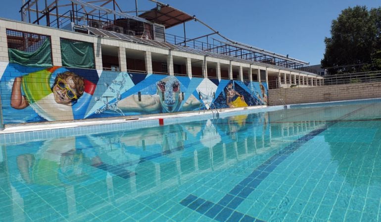 Un mural adorna el vaso principal de la piscina de verano 
