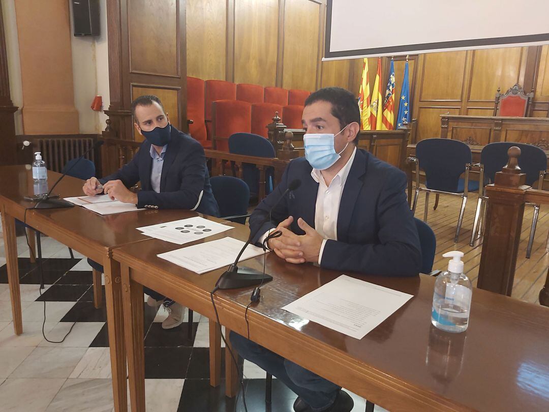 Alberto Belda y Antonio Francés, presentando el documento