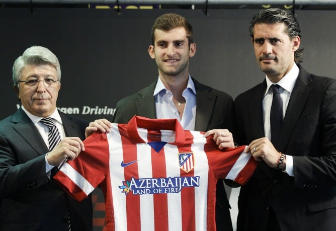 El presidente del Atlético de Madrid, Enrique Cerezo, y el director deportivo, José Luis Pérez Caminero, posan junto al delantero brasileño Leo Baptistao, durante la presentación como jugador rojiblanco, que ha tenido lugar este viernes en el Circuito del