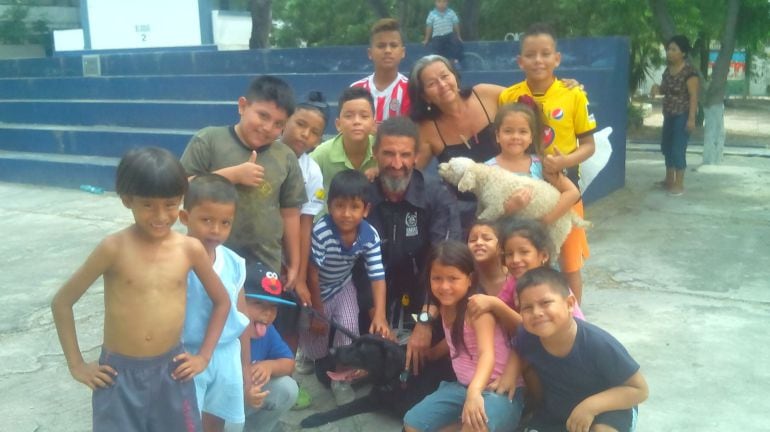 Antonio García con familias damnificadas por el terremoto