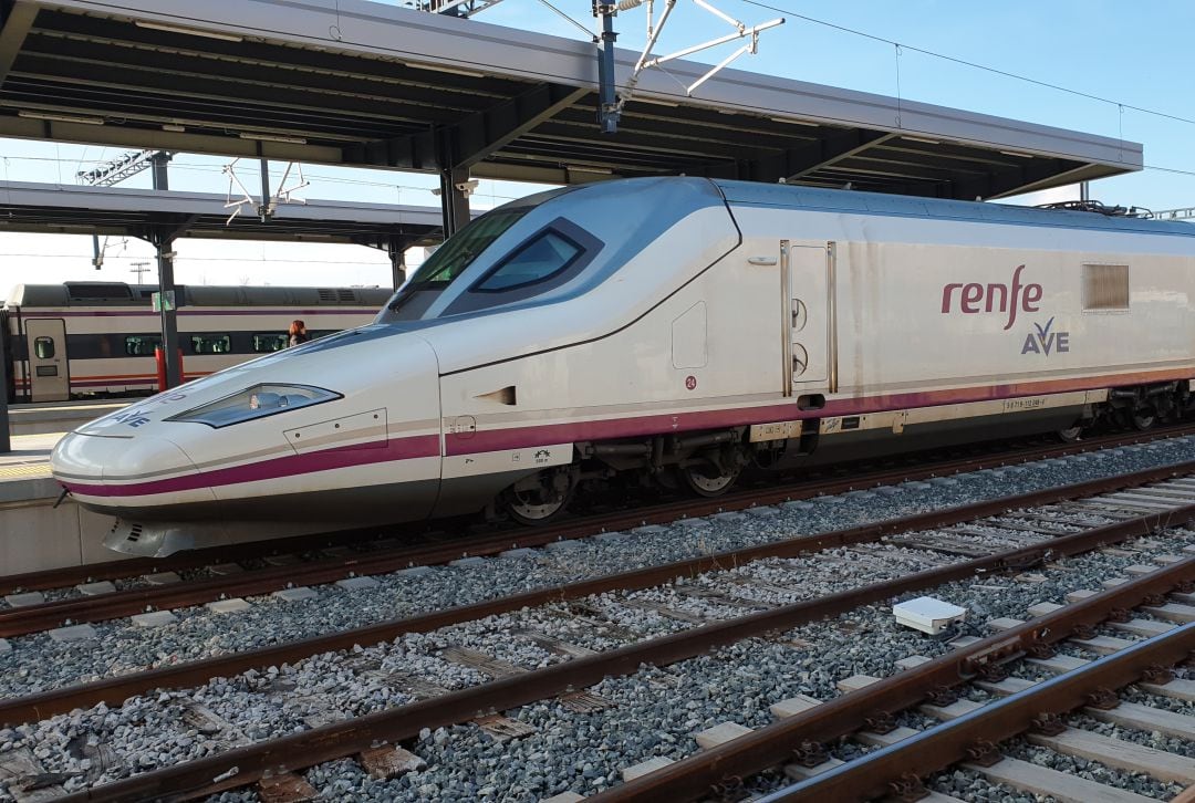 Un tren AVE en la estación de Granada