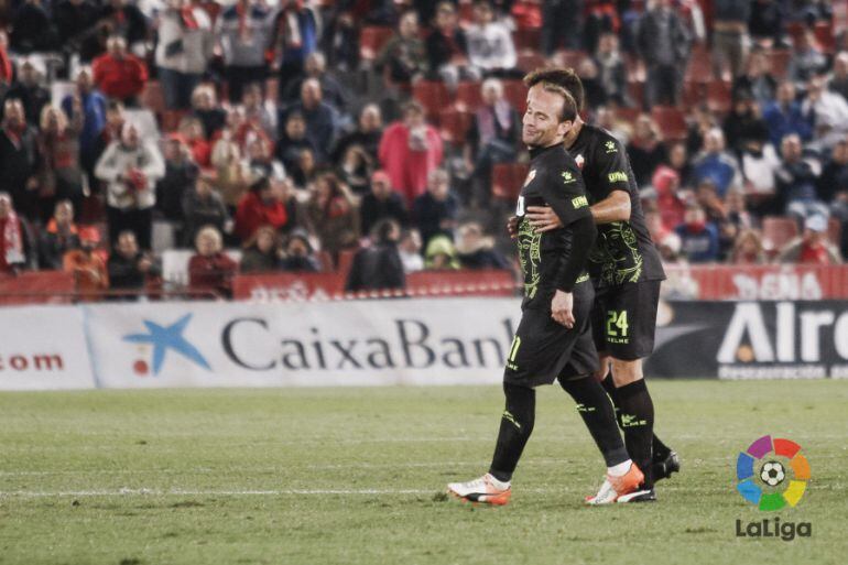 El capitán del Elche C.F. Lolo acompaña a Nino tras su expulsión en Almería