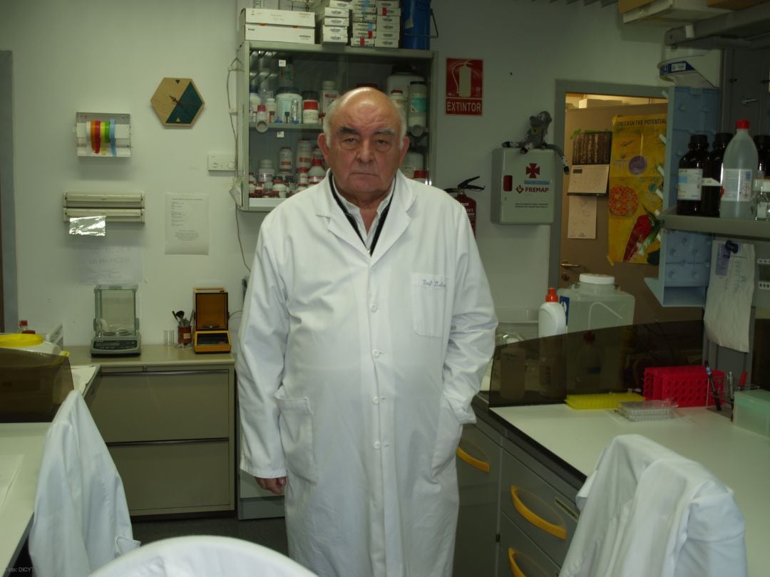 el investigador José María Medina en su laboratorio