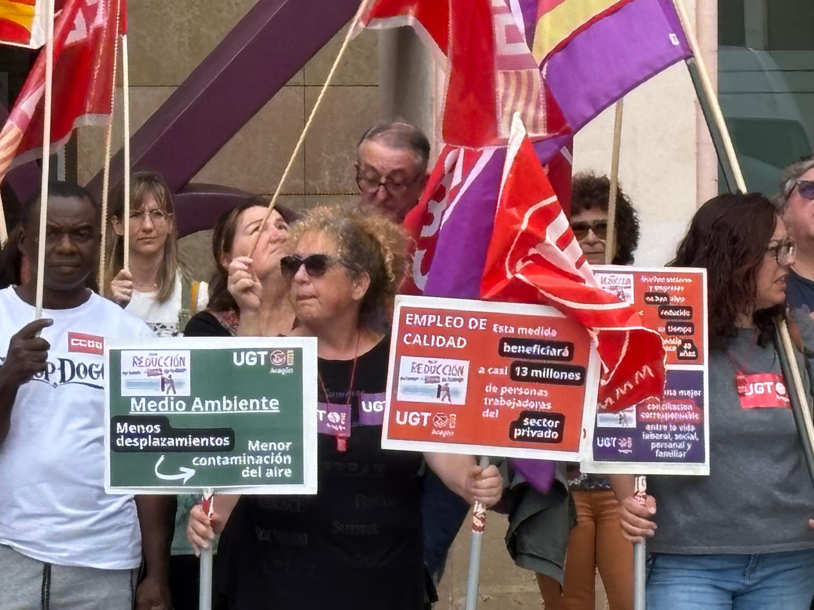 Carteles alusivos a la reducción de la jornada laboral