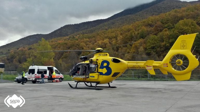 Momento de la evacuación de la mujer intoxicada