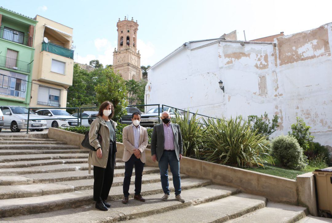 La directora general de Ordenación del Territorio, Izaskun Abril; el alcalde de Peralta, Juan Carlos Castillo, y el vicepresidente José Mª Aierdi.