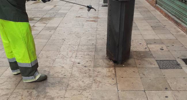 Un empleado del servicio de limpieza realizando tareas de desinfección.