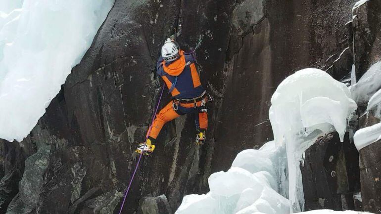 Uno de los escaladores ribereños,en plena faena