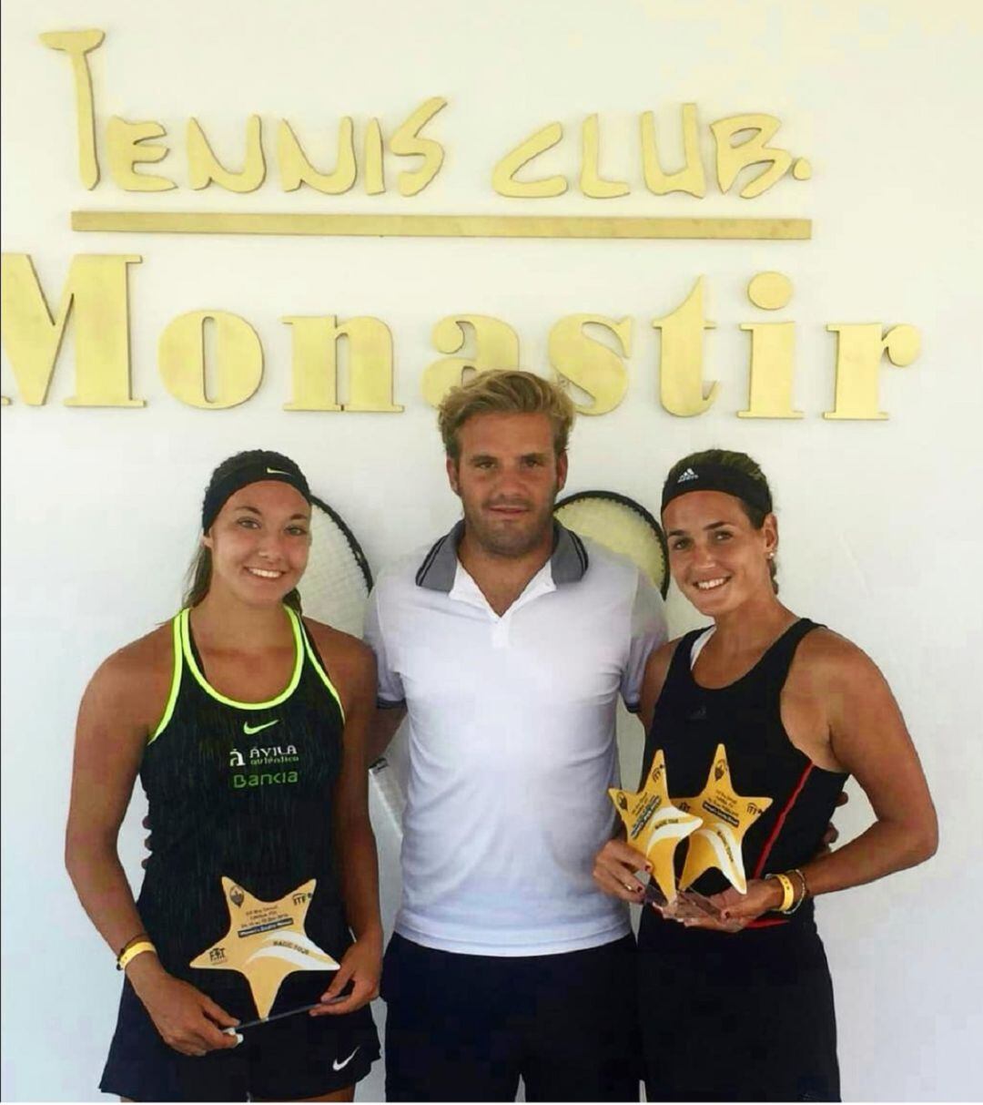 Paula Arias (izq.) junto a Marc Giménez (entrenador) y Andrea Lázaro