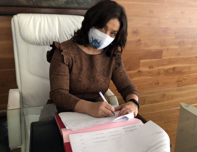 Pilar Zamora firmando una de las primeras órdenes de pago del Fondo de Reactivación Económica activado por el Ayuntamiento