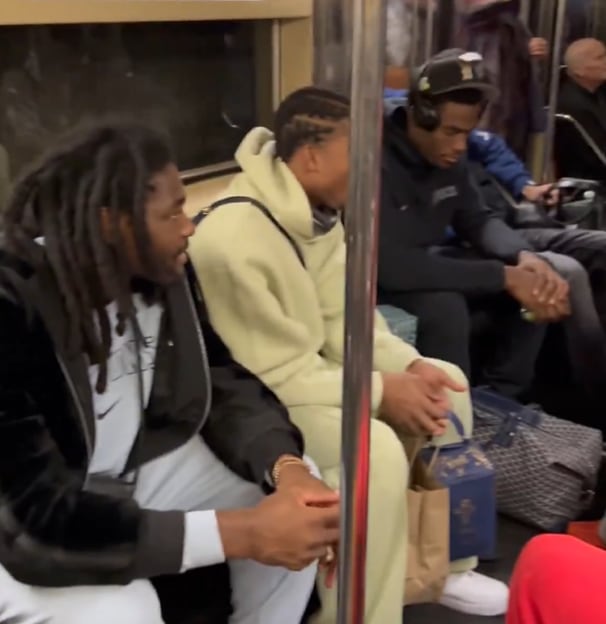 El equipo de Detroit Pistons, en el metro para ir a jugar su partido del domingo