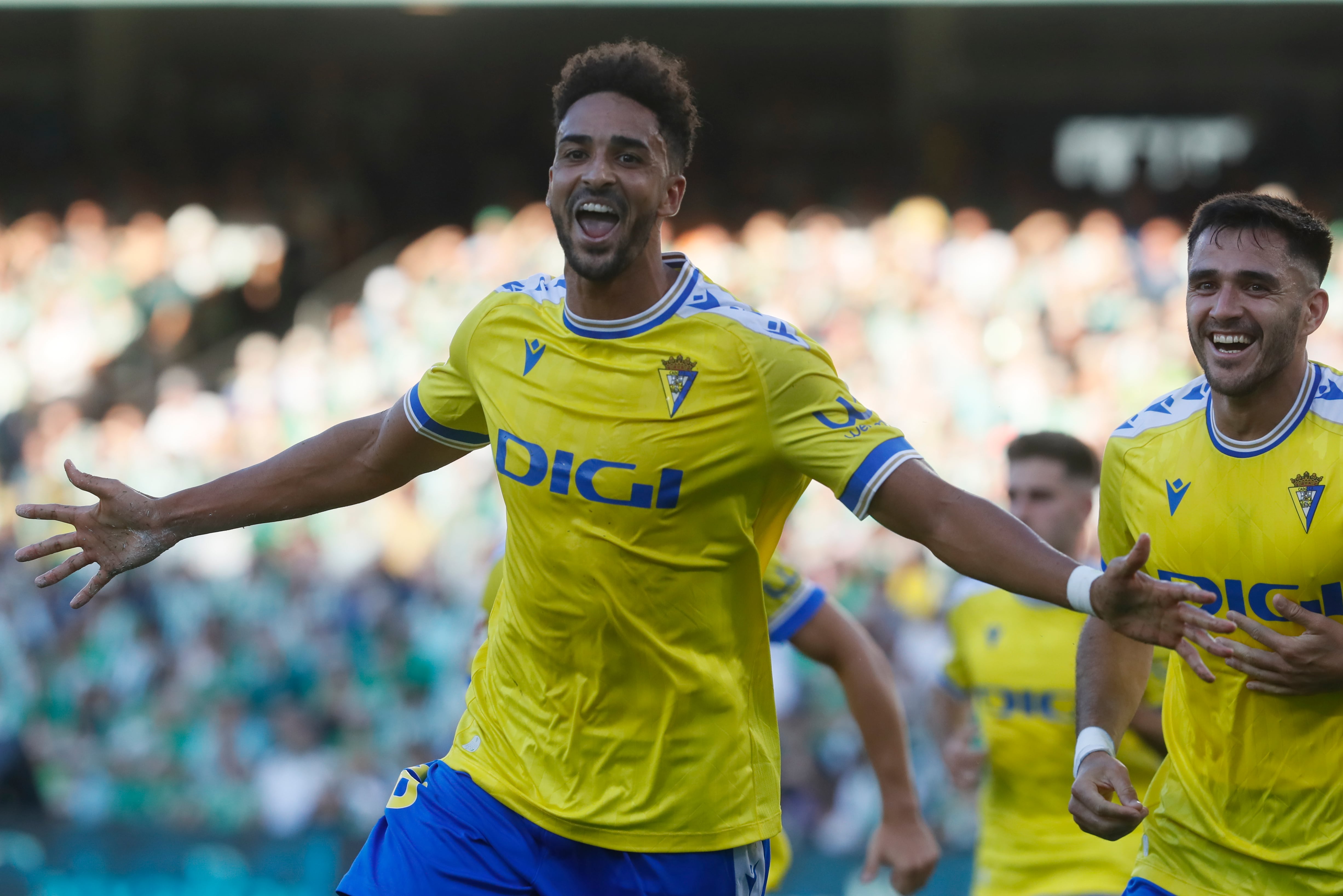 Sevilla, 24/09/2023.- El delantero español del Cádiz Chris Ramos (i) celebra con sus compañeros el primer gol ante el Betis este domingo, durante el partido de liga disputado en el estadio Benito Villamarín de Sevilla. EFE/ José Manuel Vidal
