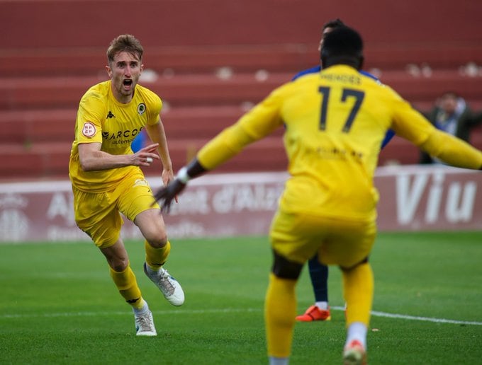 Nolan, jugador del Hércules, celebra con Mendes el gol de la victoria contra el Alzira