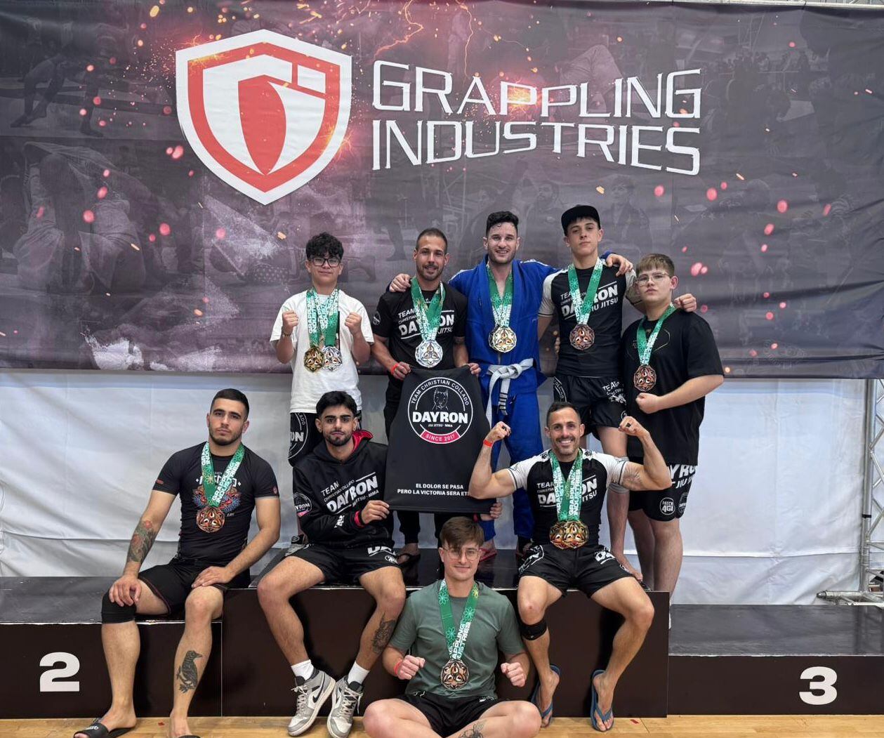 Foto de familia con los campeones del Club Dayron.