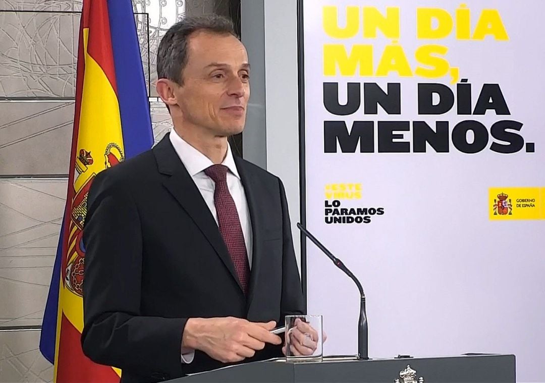 Captura de la señal institucional de Moncloa del ministro de Ciencia e Innovación, Pedro Duque, durante la rueda de prensa que ofrece hoy viernes en el Palacio de La Moncloa, Madrid.