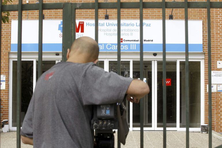 Un cámara graba a las puertas del Hospital Carlos III tras el caso de ébola de Teresa Romero