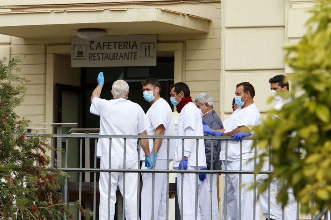 Sanitarios toman un pequeño descanso en la puerta del Hospital Regional de la capital antes las jornadas maratonianas que realizan ante la pandemia del COVID-19.