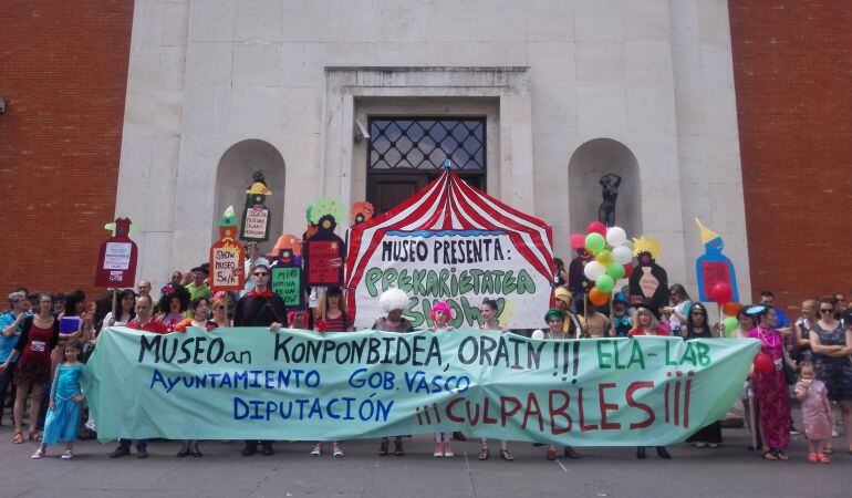 Concentración de los trabajadores frente al Museo de Bellas Artes