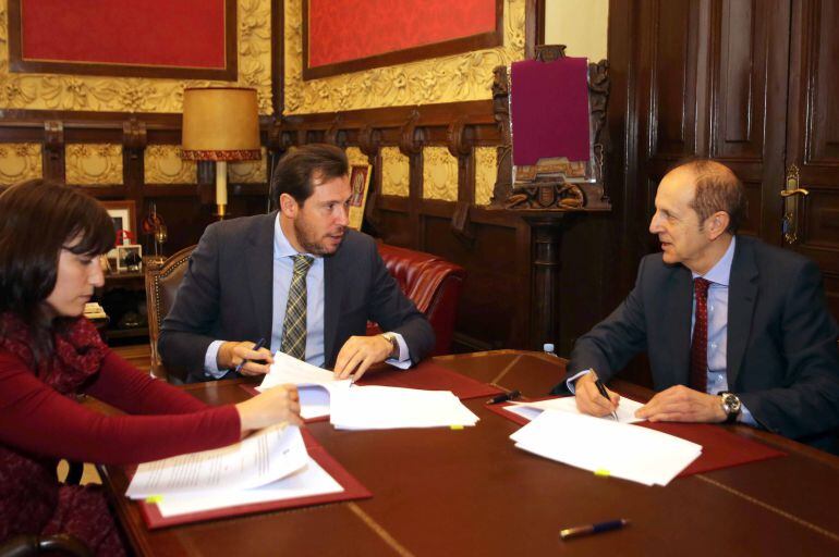 María Sánchez, Óscar Puente y Tomás Pérez durante la firma de un convenio en junio de 2016 para garantizar el agua a los más vulnerables