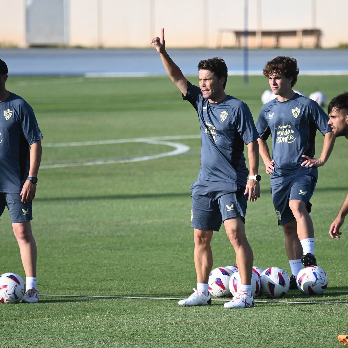 El Almería, con 27 jugadores en la hierba