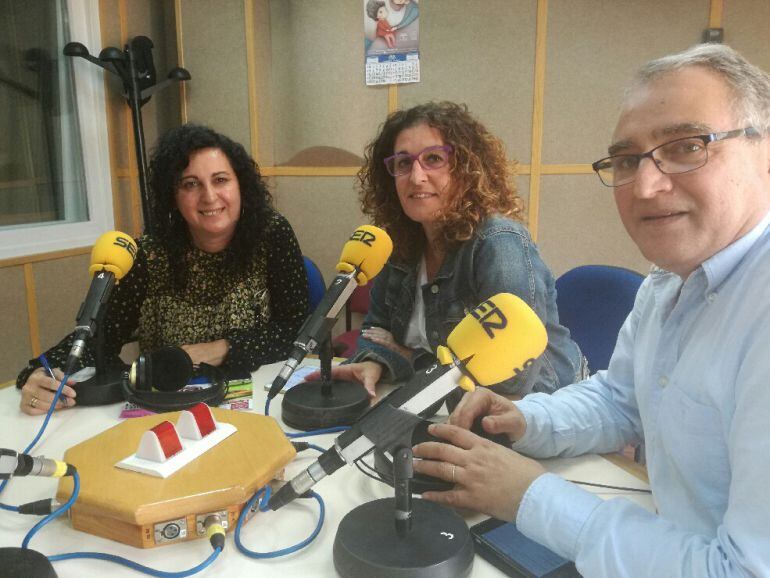 De derecha a izquierda: el economista Federico Sánchez de la Campa, la coaching Lola Pelayo y Toñi Romero, técnico del SOIPEA de la UHU