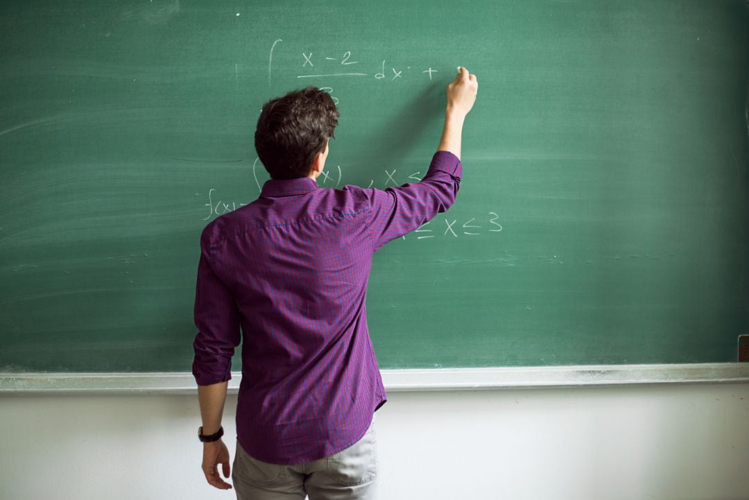 Un profesor da clase de matemáticas en un instituto.