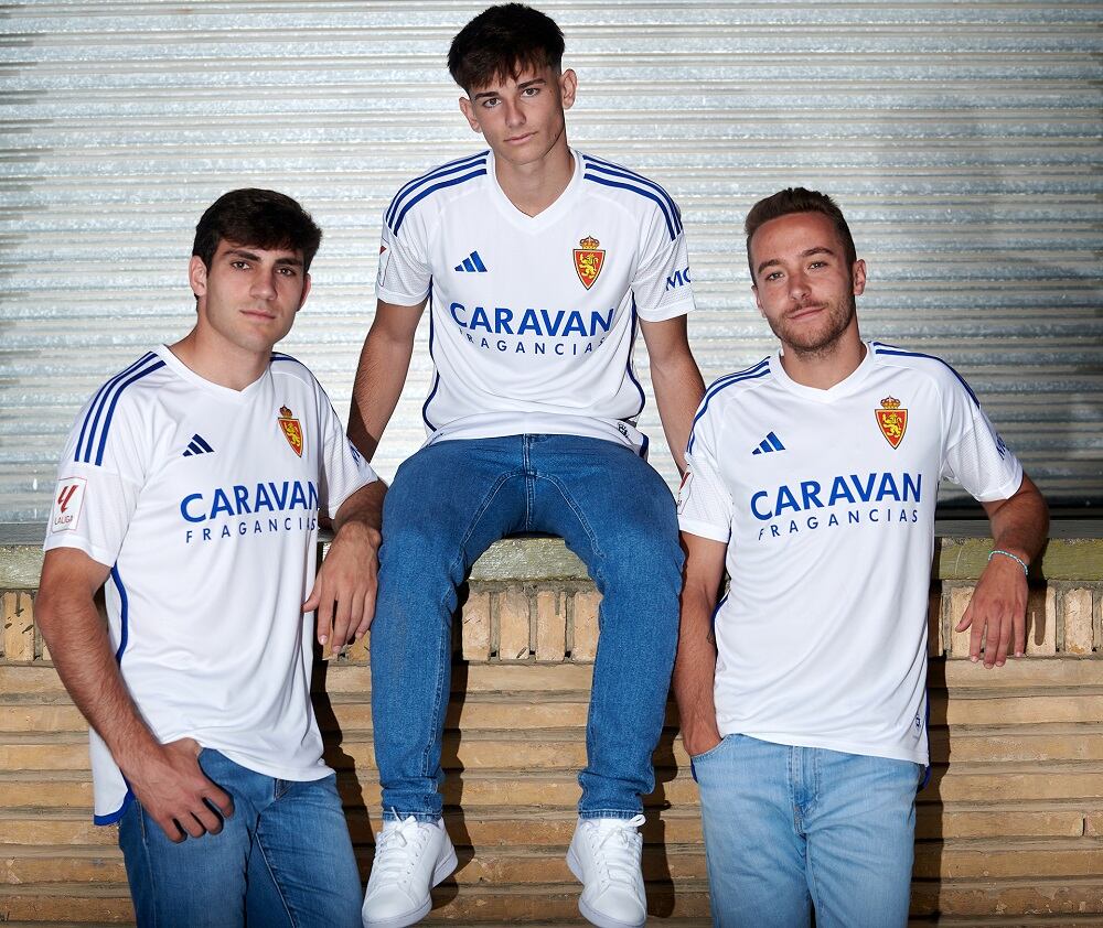 Iván Azón, Pau Sans y Marc Aguado han sido los modelos que han mostrado la nueva camiseta para la temporada 23-24